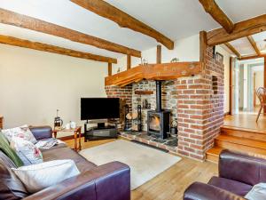 TV a/nebo společenská místnost v ubytování 2 Bed in Callington KATES