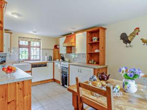 Kuchyň nebo kuchyňský kout v ubytování 2 Bed in Callington KATES