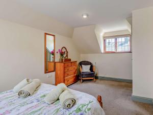 Postel nebo postele na pokoji v ubytování 2 Bed in Callington KATES