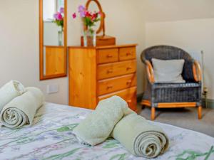 Postel nebo postele na pokoji v ubytování 2 Bed in Callington KATES