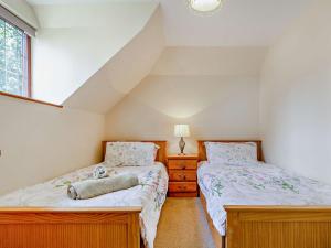 Postel nebo postele na pokoji v ubytování 2 Bed in Callington KATES