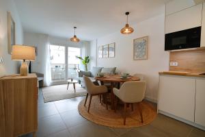 eine Küche und ein Wohnzimmer mit Tisch und Stühlen in der Unterkunft GALIHOST - La Cala de Arousa in Vilagarcia de Arousa