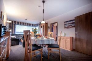 une cuisine et une salle à manger avec une table et des chaises dans l'établissement Frische-Brise-03-04, à Cuxhaven