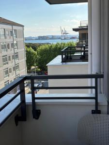 ein Balkon mit Blick auf das Wasser auf einem Gebäude in der Unterkunft GALIHOST - La Cala de Arousa in Vilagarcia de Arousa