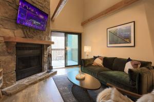 Μια τηλεόραση ή/και κέντρο ψυχαγωγίας στο Spacious 3 BR Close to Gatlinburg – 8 Min Drive!