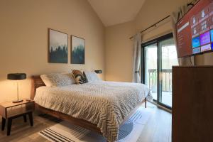 Ένα ή περισσότερα κρεβάτια σε δωμάτιο στο Spacious 3 BR Close to Gatlinburg – 8 Min Drive! +38 φωτογραφίες