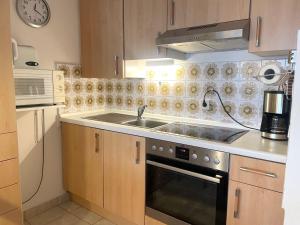 Køkken eller tekøkken på Frische-Brise-FeWo-03-09 + 7 billeder