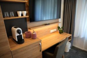 a room with a desk with a television on it at 7Rooms in Reutlingen