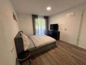 Μια τηλεόραση ή/και κέντρο ψυχαγωγίας στο Beautiful 2 bedroom apartment with terrace and garden