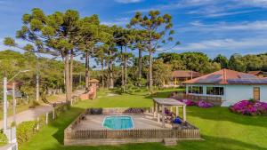 an aerial view of a backyard with a pool and a house at Chácara Santa Rita - Campo Magro | Gonzaga Stays in Campo Magro
