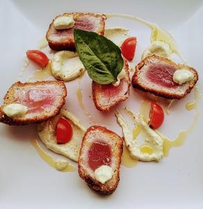 a plate of food with bread and tomatoes on it at Boadream Ca' Madeira 2 Attico Linea Prestige in Sal Rei +12 photos