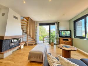 TV a/nebo společenská místnost v ubytování Maison Moderne - Grande Terrasse - Quartier calme + 25 fotografií