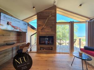 Televisyen dan/atau pusat hiburan di WerderChalet -- SEABREEZE -- Meerblick I Strand 150m I Sauna I eKamin I 2 Personen und Kind I by "Meyers am Meer"