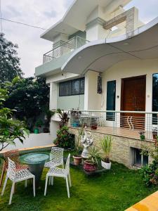 Zahrada ubytování Private & Elegant 3BHK villa, Hillside Hideaway, 10 mins from MH Bus Stand