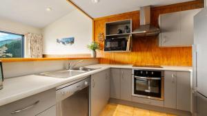 Una cocina o kitchenette en Magic on Malaghan with Lake Views