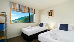 Una cama o camas en una habitación de Magic on Malaghan with Lake Views