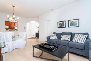 Køkken eller tekøkken på Gorgeous Apartment in Orlando at Vista Cay Resort VC5000