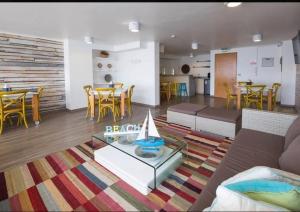 a living room with a couch and a table and chairs at Acogedor Dpto, Playa y Piscinas in La Serena