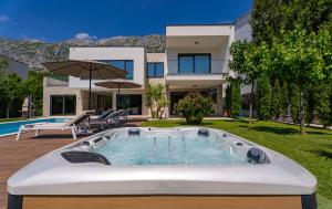 Bazén v ubytovaní Villa Agava with heated pool, Jacuzzi, sauna, gym, 4 en-suite bedrooms alebo v jeho blízkosti