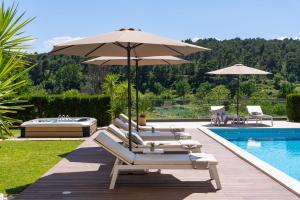 Bazén v ubytovaní Villa Agava with heated pool, Jacuzzi, sauna, gym, 4 en-suite bedrooms alebo v jeho blízkosti