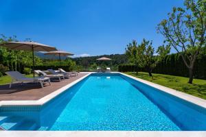 Bazén v ubytovaní Villa Agava with heated pool, Jacuzzi, sauna, gym, 4 en-suite bedrooms alebo v jeho blízkosti