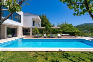 Bazén v ubytovaní Villa Agava with heated pool, Jacuzzi, sauna, gym, 4 en-suite bedrooms alebo v jeho blízkosti