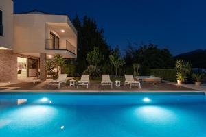 Bazén v ubytovaní Villa Agava with heated pool, Jacuzzi, sauna, gym, 4 en-suite bedrooms alebo v jeho blízkosti
