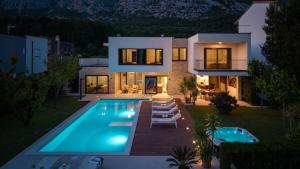 Bazén v ubytovaní Villa Agava with heated pool, Jacuzzi, sauna, gym, 4 en-suite bedrooms alebo v jeho blízkosti