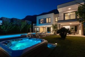 Bazén v ubytovaní Villa Agava with heated pool, Jacuzzi, sauna, gym, 4 en-suite bedrooms alebo v jeho blízkosti
