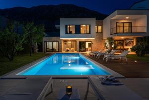 Bazén v ubytovaní Villa Agava with heated pool, Jacuzzi, sauna, gym, 4 en-suite bedrooms alebo v jeho blízkosti
