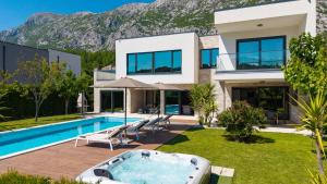 Bazén v ubytovaní Villa Agava with heated pool, Jacuzzi, sauna, gym, 4 en-suite bedrooms alebo v jeho blízkosti