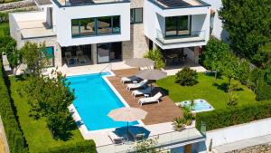Bazén v ubytovaní Villa Agava with heated pool, Jacuzzi, sauna, gym, 4 en-suite bedrooms alebo v jeho blízkosti