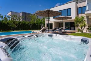Bazén v ubytovaní Villa Agava with heated pool, Jacuzzi, sauna, gym, 4 en-suite bedrooms alebo v jeho blízkosti