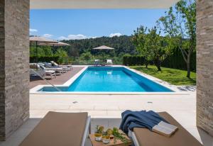 Bazén v ubytovaní Villa Agava with heated pool, Jacuzzi, sauna, gym, 4 en-suite bedrooms alebo v jeho blízkosti