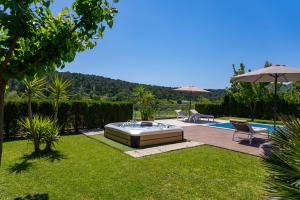 Bazén v ubytovaní Villa Agava with heated pool, Jacuzzi, sauna, gym, 4 en-suite bedrooms alebo v jeho blízkosti