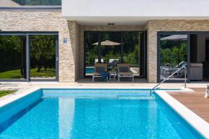 Bazén v ubytovaní Villa Agava with heated pool, Jacuzzi, sauna, gym, 4 en-suite bedrooms alebo v jeho blízkosti