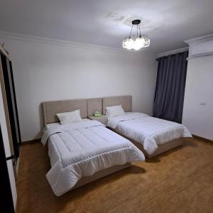 Postel nebo postele na pokoji v ubytování شقة كمبوند تاون فالي