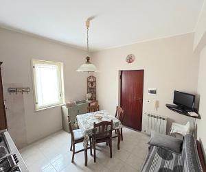 TV a/nebo společenská místnost v ubytování Appartamento fronte mare sulla riviera di ponente