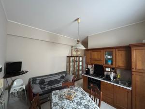 Kuchyň nebo kuchyňský kout v ubytování Appartamento fronte mare sulla riviera di ponente