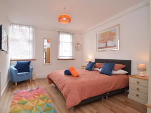 ブリクサムにある3 Bed in Brixham BX078のベッドルーム1室(ベッド1台、青い椅子付)