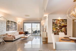 Χώρος καθιστικού στο Urban Gem with Outdoor Lounge with Mamad by Sea N' Rent