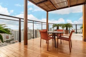 a balcony with a table and chairs and a view at Mercure Belem Boulevard in Belém