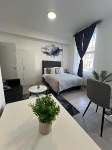 Ένα ή περισσότερα κρεβάτια σε δωμάτιο στο Spacious studio 10 mins to Metro 1 min to the bus