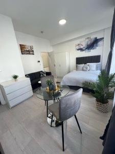 Ένα ή περισσότερα κρεβάτια σε δωμάτιο στο Spacious studio 10 mins to Metro 1 min to the bus