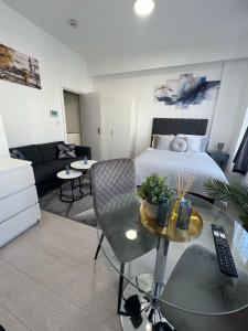 Χώρος καθιστικού στο Spacious studio 10 mins to Metro 1 min to the bus