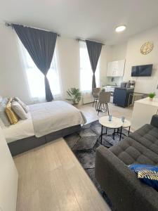 Χώρος καθιστικού στο Spacious studio 10 mins to Metro 1 min to the bus