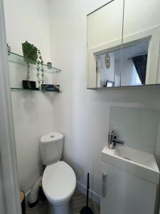 Ένα μπάνιο στο Spacious studio 10 mins to Metro 1 min to the bus