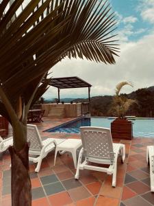 Piscina di Hotel Estaciones o nelle vicinanze