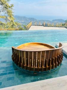 a wooden tub sitting on top of a swimming pool at Villa Cielo Sueños in Carrillo