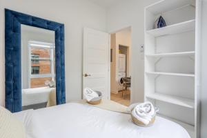 Ένα ή περισσότερα κρεβάτια σε δωμάτιο στο Peaceful 1BR Getaway Near MTL Village